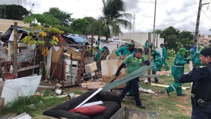 FOTO: Prefeitura remove ocupações irregulares em Praça de Cidade Alta