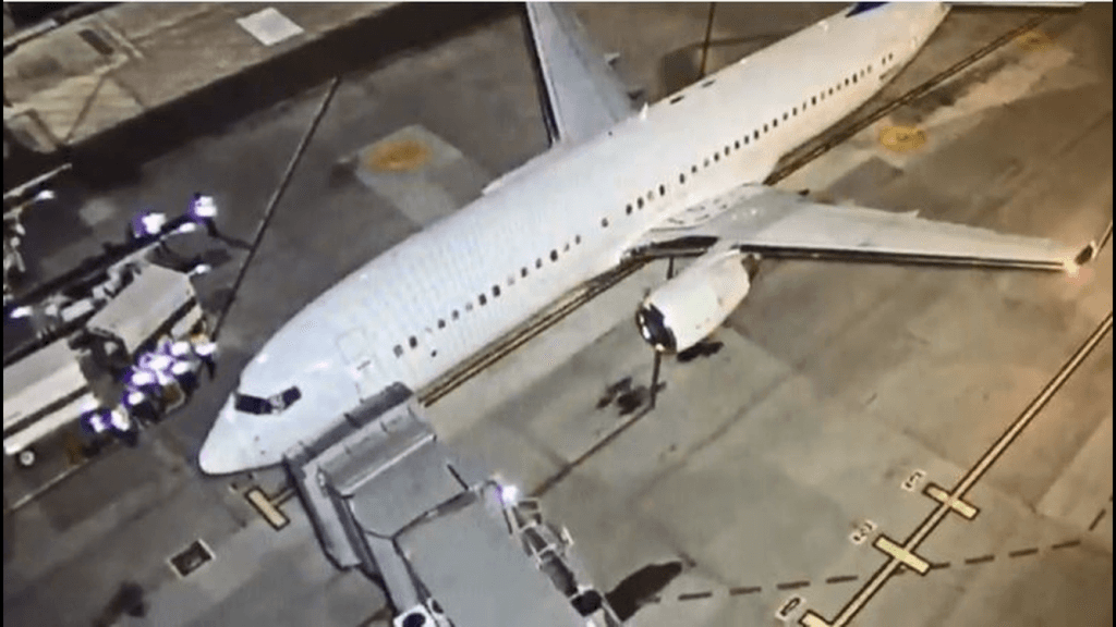 Quarto avião fretado com brasileiros deportados dos EUA chega a Confins