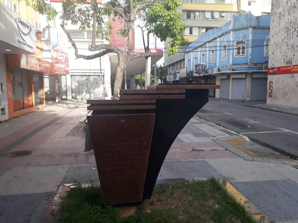 Prefeitura de Natal retira estátua do ex-presidente Kennedy de praça após tentativa de furto