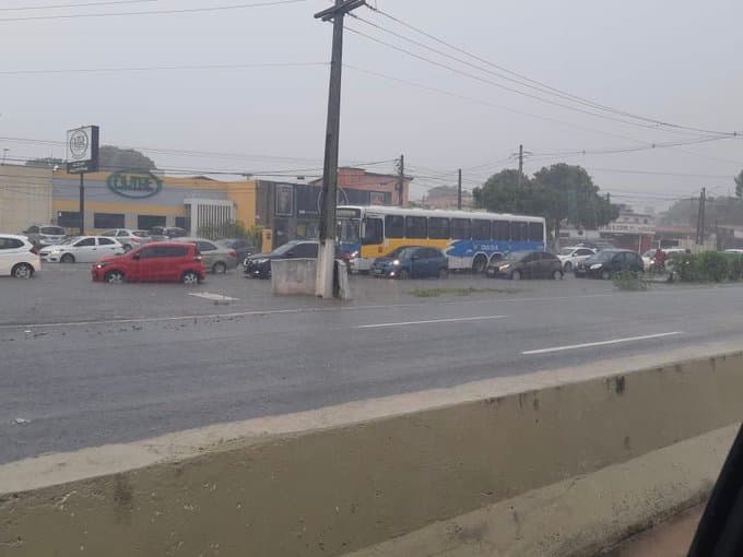 FOTO: PRF pede atenção de motoristas no trecho da Br-101, sentido Parnamirim/Natal, próximo ao Arena das Dunas, com pontos de alagamento no acesso do viaduto