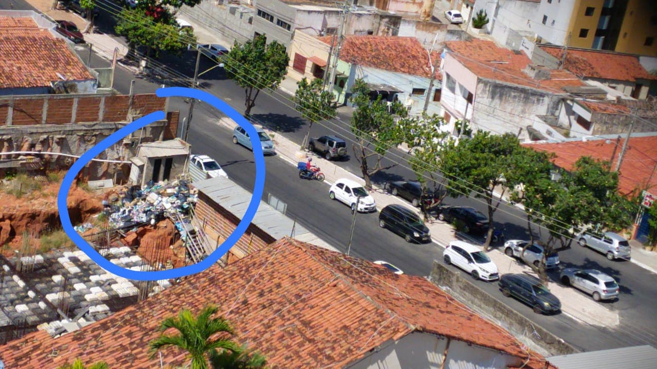 FOTOS: Prédio em obras na Avenida Deodoro da Fonseca, em Natal, tem acúmulo de lixo