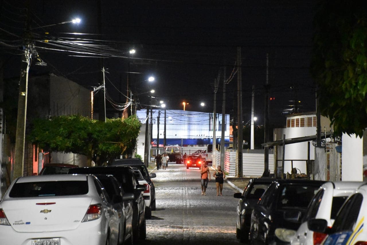 FOTO: Prefeitura de São Gonçalo entrega iluminação de LED da Serrada