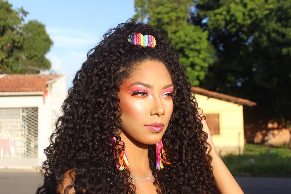 Cores neon e glitter são tendências na maquiagem para o carnaval 2020