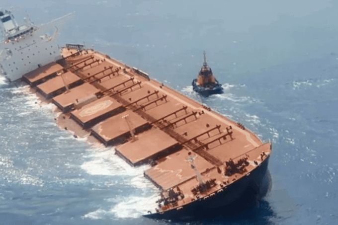 Barreira de proteção é instalada ao redor de navio encalhado no MA