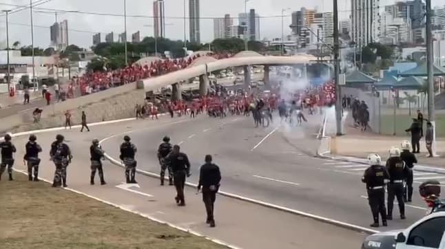 ‘Cena deplorável que mancha o esporte do RN', diz PM, sobre violência de torcida organizada que deixou feridos no entorno da Arena das Dunas