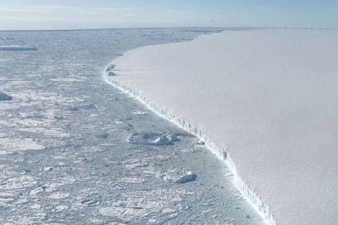 Maior iceberg do mundo está prestes a entrar em mar aberto