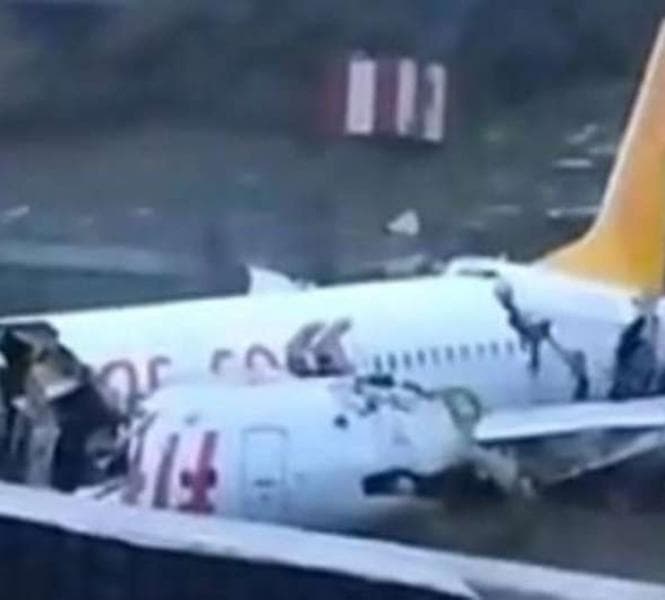 FOTO: Avião sai da pista e se parte em dois após pouso em Istambul, na Turquia