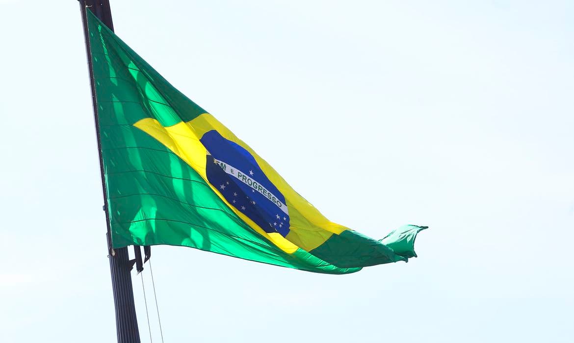 Abertas inscrições para concurso de desenho da Bandeira Nacional, que vai premiar os dez melhores trabalhos, e dois de cada região