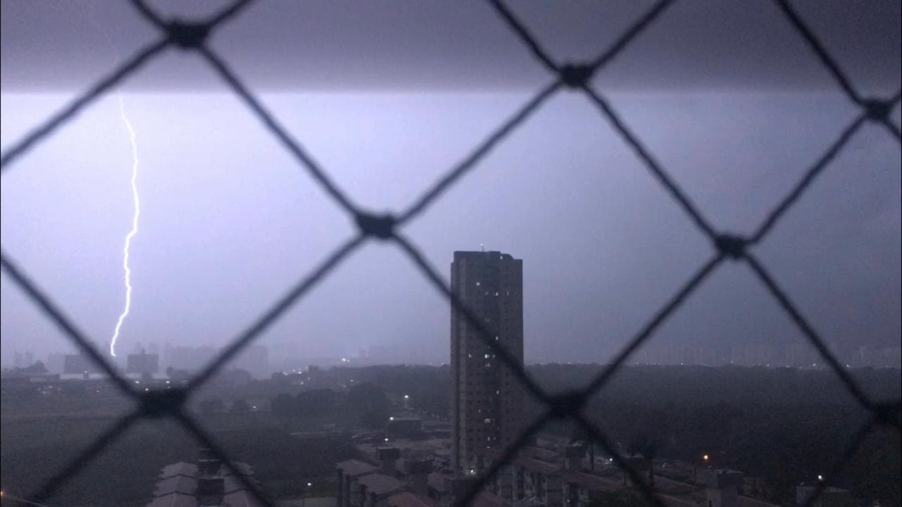FOTOS: Raios iluminaram a Cidade na noite deste sábado