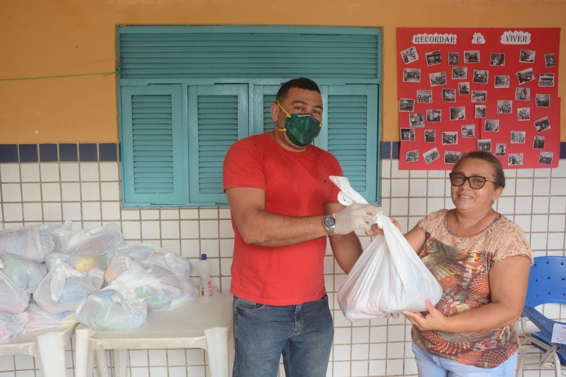 FOTOS: Prefeitura de São Gonçalo do Amarante distribui kit alimentação para alunos da rede municipal