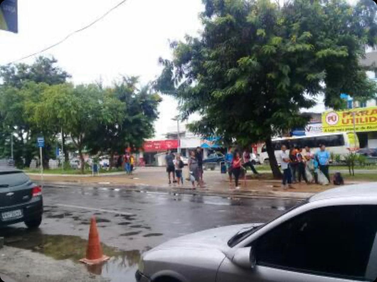 FOTO: Ponto de ônibus é retirado na Praça Gentil Ferreira em Natal e usuários do transporte tomam banho de chuva