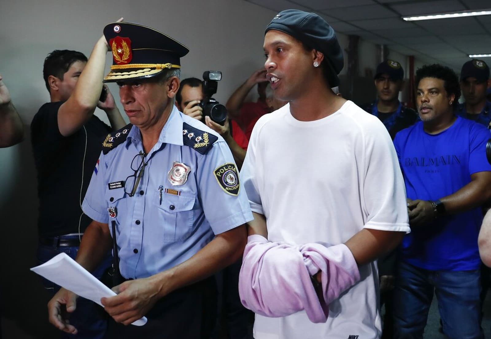 Ronaldinho não sabe que cometeu um delito, ele é tonto, diz advogado