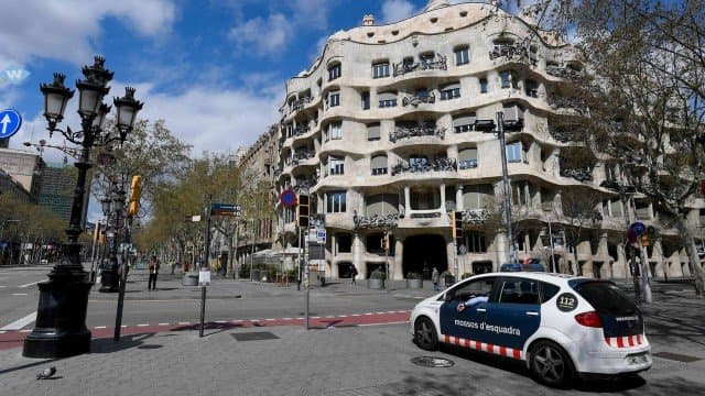 Polícia de Barcelona prende oito durante orgia em meio ao toque de recolher pelo coronavírus