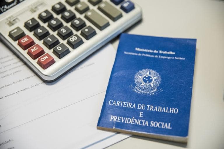 Coronavírus: domésticos formais poderão receber seguro-desemprego e sacar FGTS