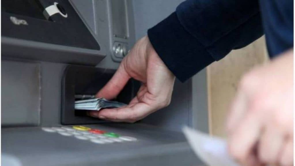 Conheça o golpe que faz caixa eletrônico ‘cuspir' dinheiro