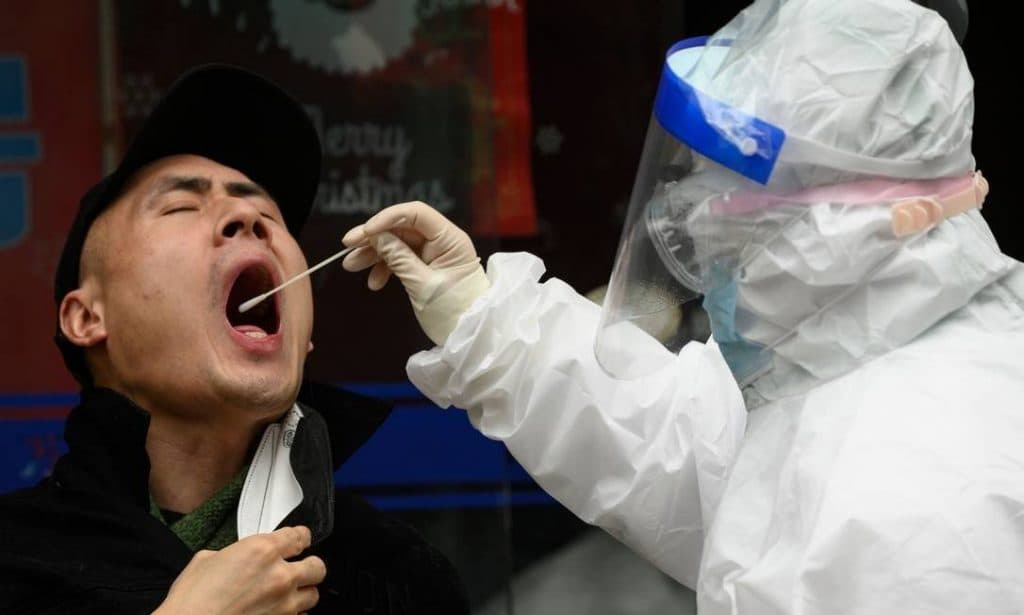 Na China, risco de nova onda de infecções por coronavírus persiste, apesar da queda no número de casos