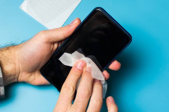 Coronavírus: saiba como higienizar seu celular, repleto de vírus e bactérias que podem permanecer durante horas ou até dias