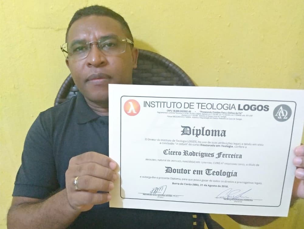 FOTOS: Após começar a estudar com livros achados no lixo, gari recebe diploma de doutorado no Ceará