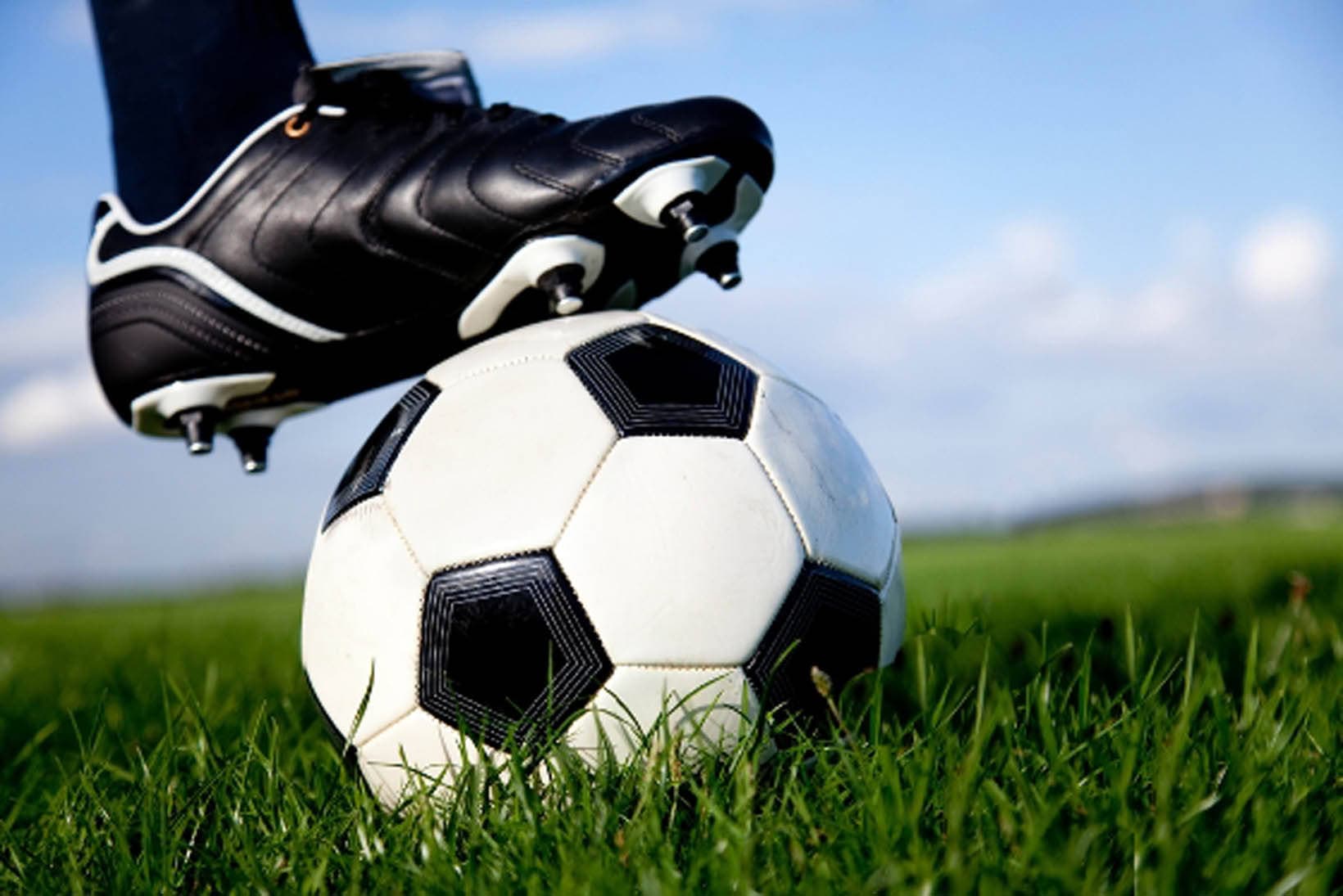 FIFA autoriza testes de possíveis mudanças nas regras do futebol, como lateral com os pés e substituições ilimitadas; entenda