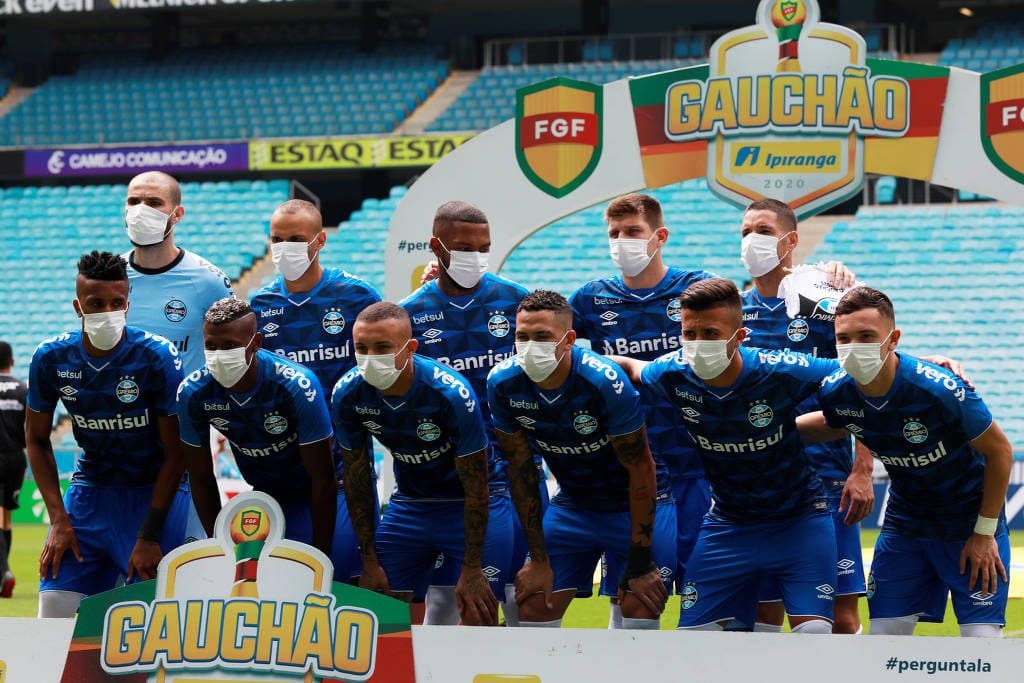 Grêmio entra em campo com máscaras para pedir suspensão de jogos
