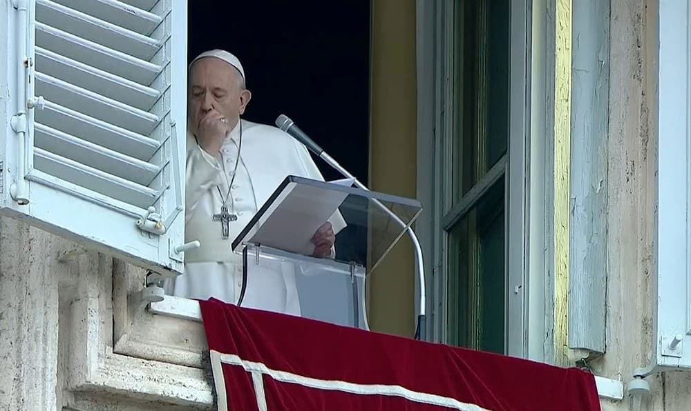 Papa faz primeira aparição pública após cancelar agenda e diz que está resfriado