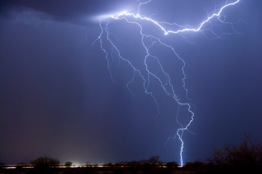 Emparn explica trovoadas e descargas elétricas acompanhadas com chuvas de mais de 60 milímetros em Natal na noite e madrugada