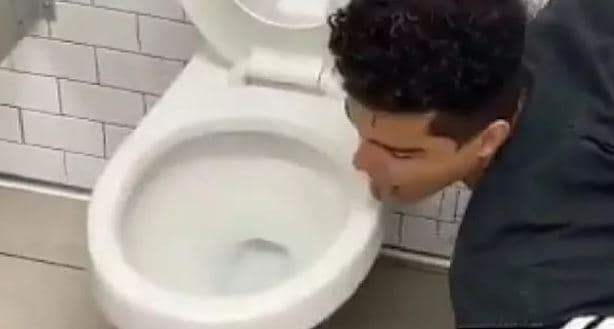 PARA DEIXAR DE SER APARÍCIO: influenciador digital anuncia teste positivo para coronavírus após lamber vaso sanitário