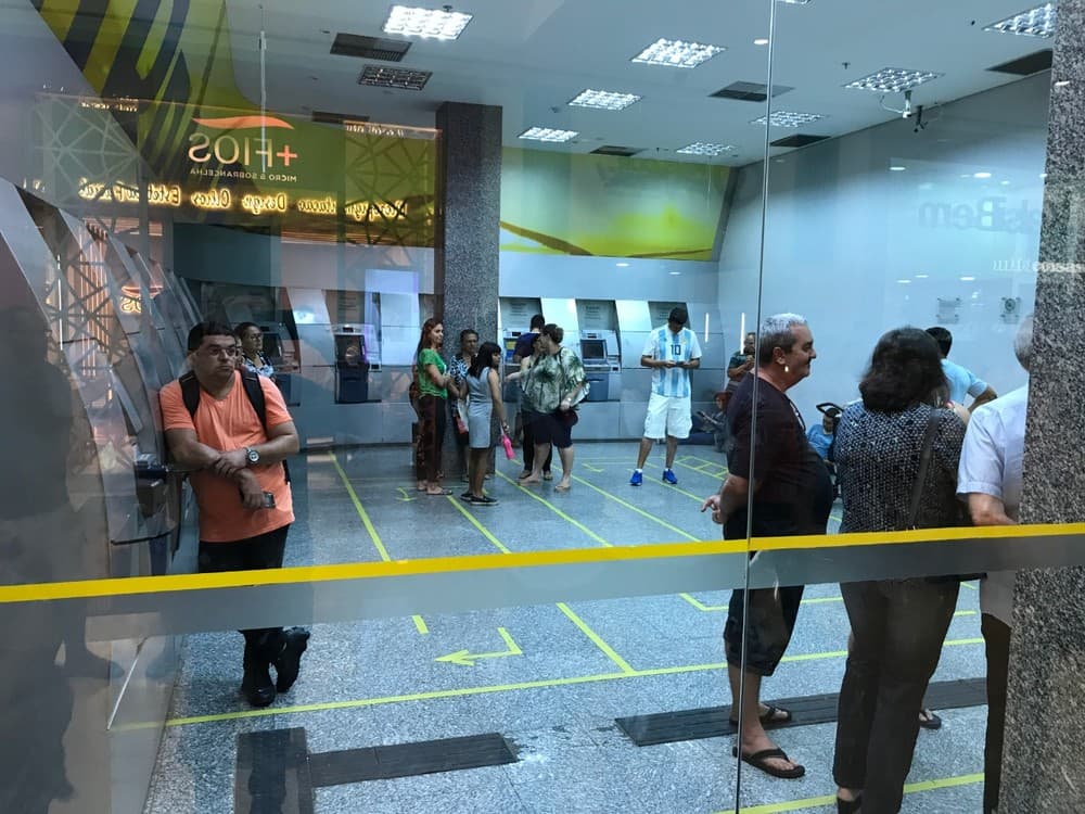 Porta de terminal bancário trava e clientes ficam presos por mais de uma hora em Natal