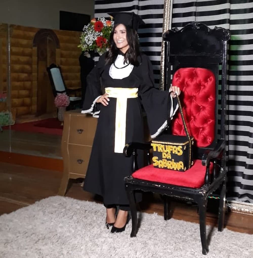 FOTO: Professora recebe diploma de formatura em Mossoró com caixa de trufas que vendia para se manter na faculdade, destaca reportagem