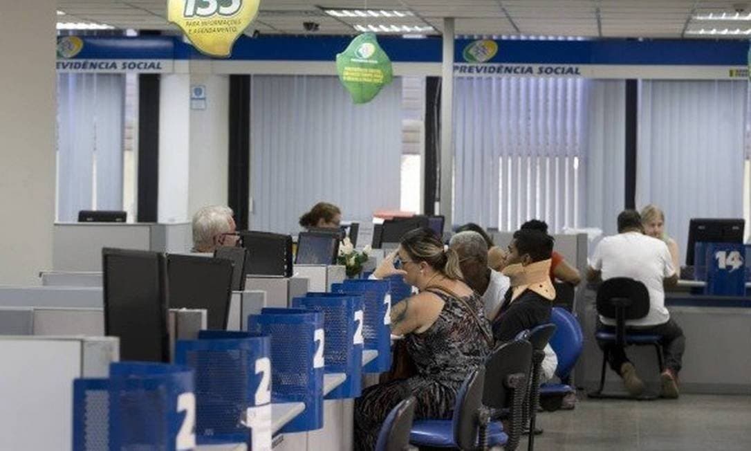 MP para reduzir fila no INSS prevê contratação de aposentados sem concurso para outros órgãos
