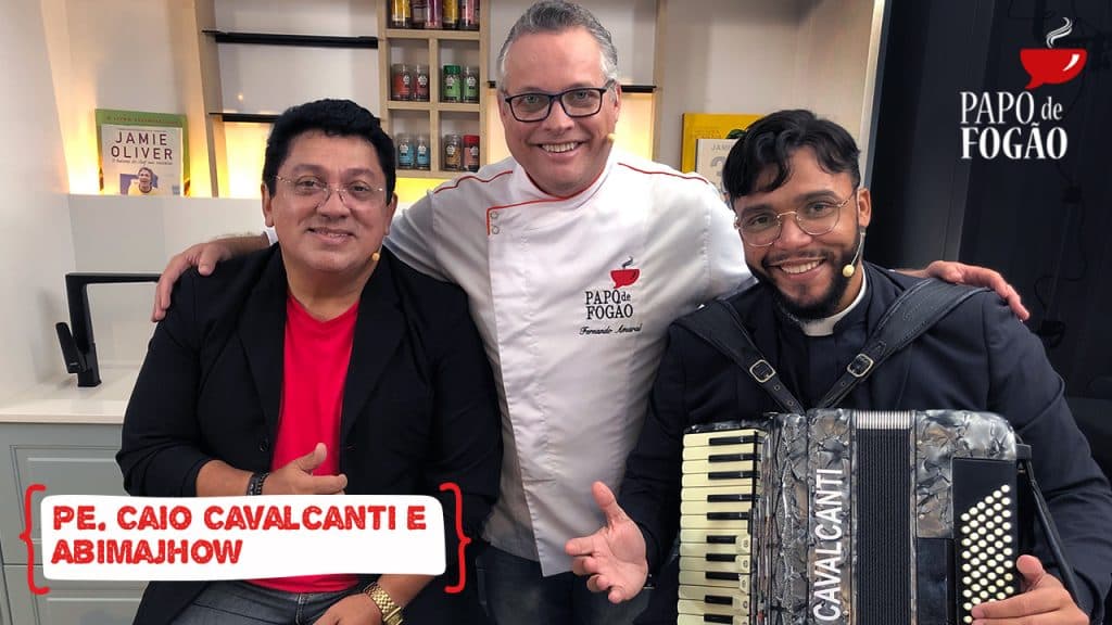 O Papo de Fogão deste sábado (11) será com o Pe. Caio Cavalcanti, o padre sanfoneiro e Abimajhow