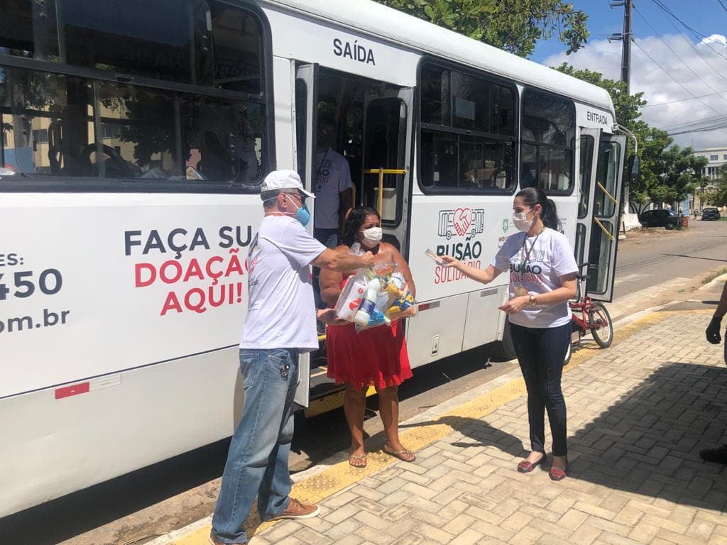 Busão Solidário do Seturn entrega cestas básicas a ex-moradores do Maruim