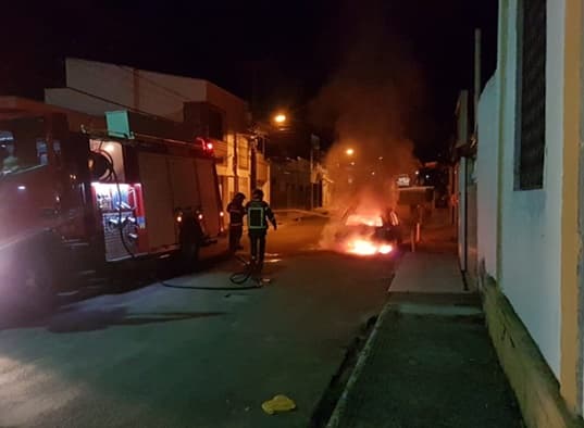 FOTO: Carro é destruído em incêndio na Grande Natal e ação dos bombeiros evita fogo em residências