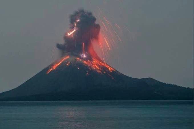 Vulcão Krakatoa entra em erupção na Indonésia e coluna de fumaça e cinzas subiu até 15 Km na atmosfera
