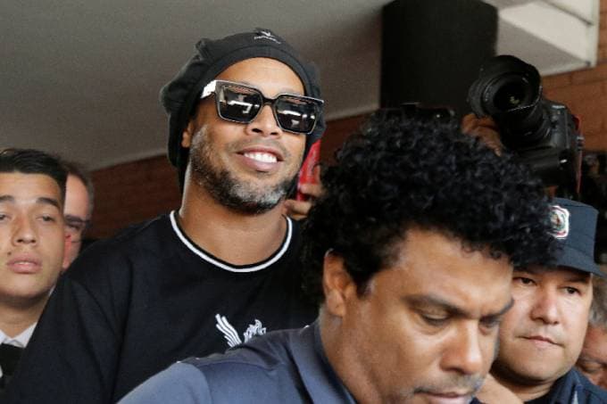 Ronaldinho Gaúcho e Assis pagam fiança milionária e vão para prisão domiciliar