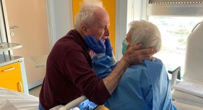 Junto há 52 anos, casal italiano se abraça após curar-se da covid-19