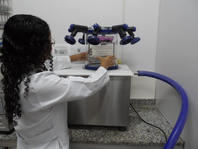 Dados do MEC: Duas a cada três instituições federais de ensino atuam no combate ao coronavírus; desde a produção de álcool em gel até o desenvolvimento de vacinas