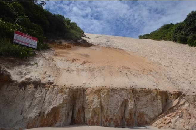 FOTO: Chuvas em Natal provocam deslizamento e erosão no Morro do Careca