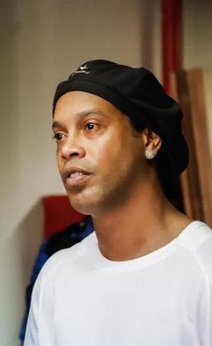 Preso há 1 mês, Ronaldinho Gaúcho usa futevôlei como passatempo