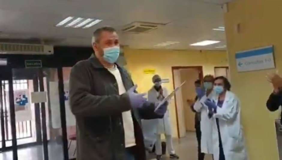 Taxista é aplaudido por médicos após corridas grátis a hospital na Espanha