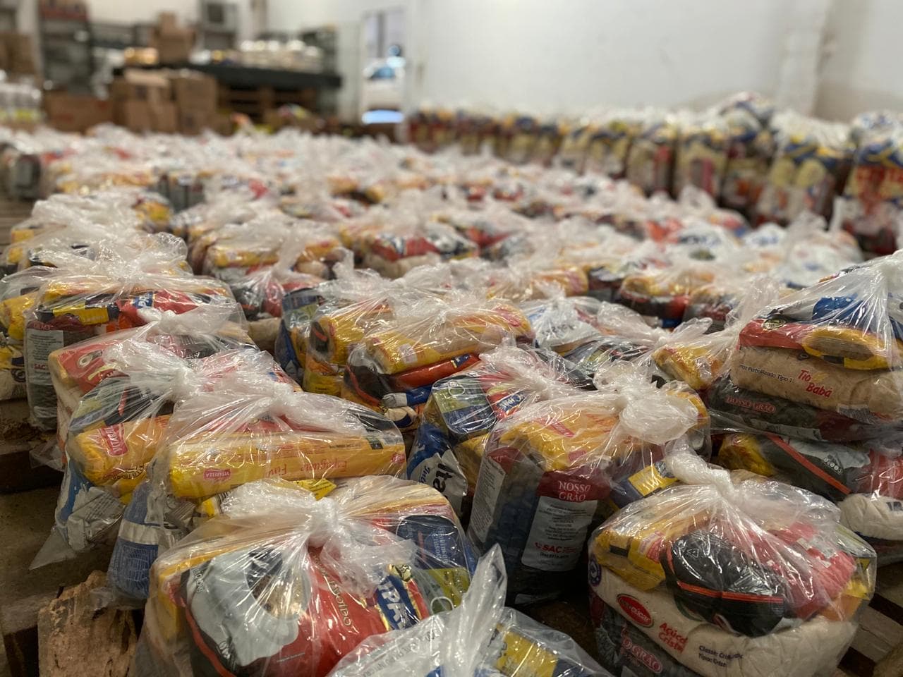 FOTOS: Potigás realiza doação de alimentos e kits de limpeza e higiene