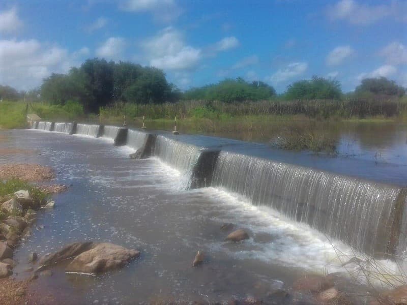 FOTO: Açude transborda em Paraú e agricultores comemoram armazenamento de água