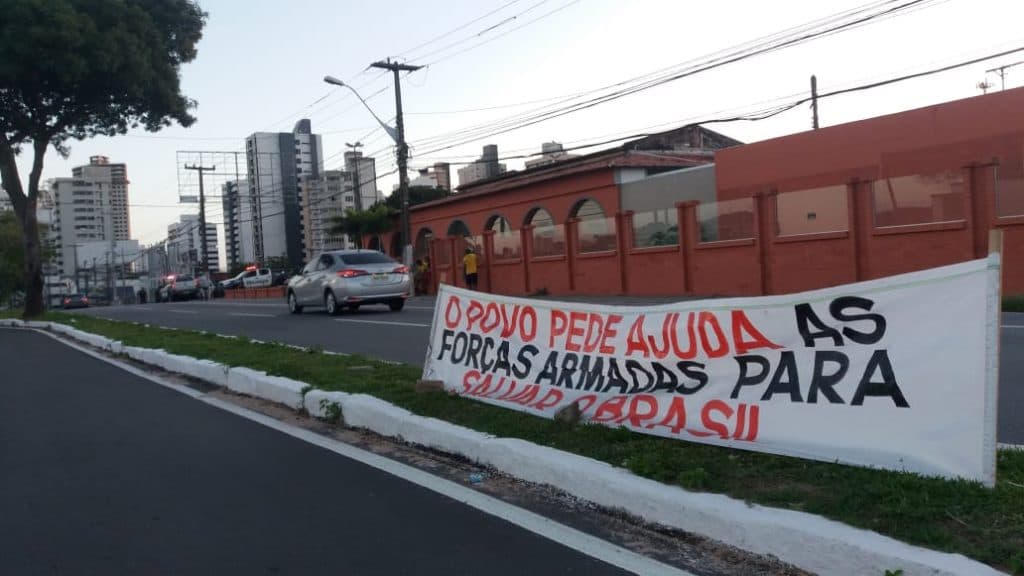 Apoiadores de Bolsonaro tentam se reunir em manifestação mas são impedidos pela polícia