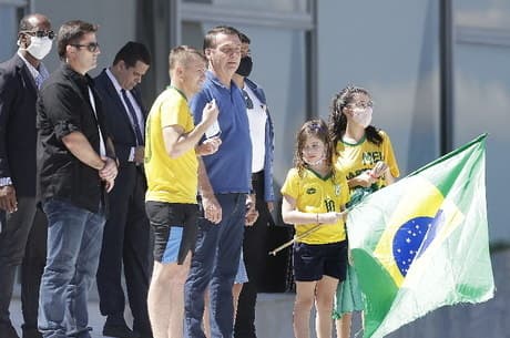 Bolsonaro almoça com fotógrafo empurrado em manifestação