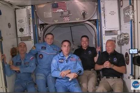 Escotilha é aberta e astronautas da SpaceX entram na Estação Espacial