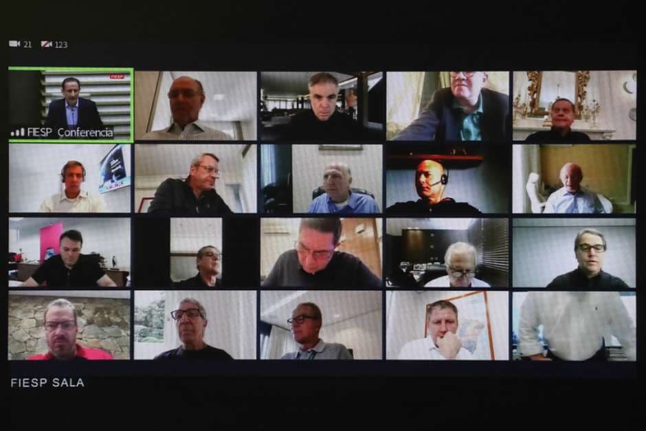 Homem nu aparece em reunião de Bolsonaro com empresários