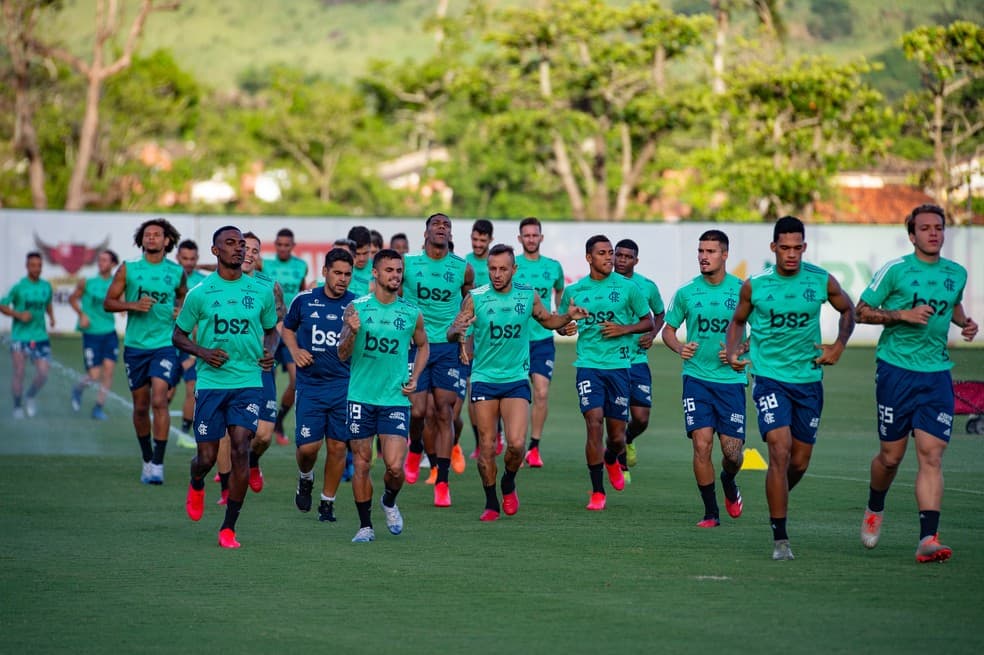 Jogadores do Flamengo vão ao Ninho do Urubu após 65 dias para exames e são informados de protocolos para volta