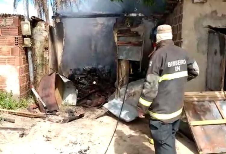 Bombeiros controlam incêndio veicular no bairro Bela Vista, em Parnamirim