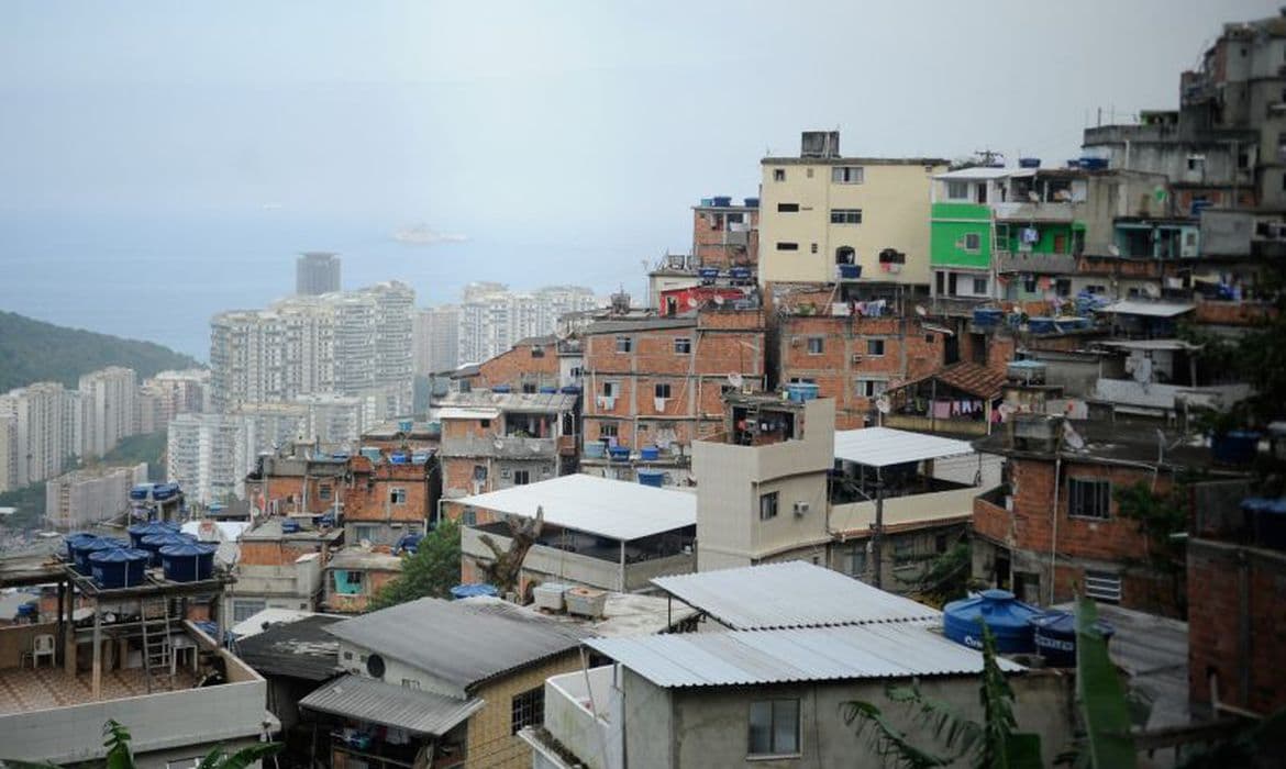 Maioria dos brasileiros mora em casas e em imóveis próprios, mostra IBGE