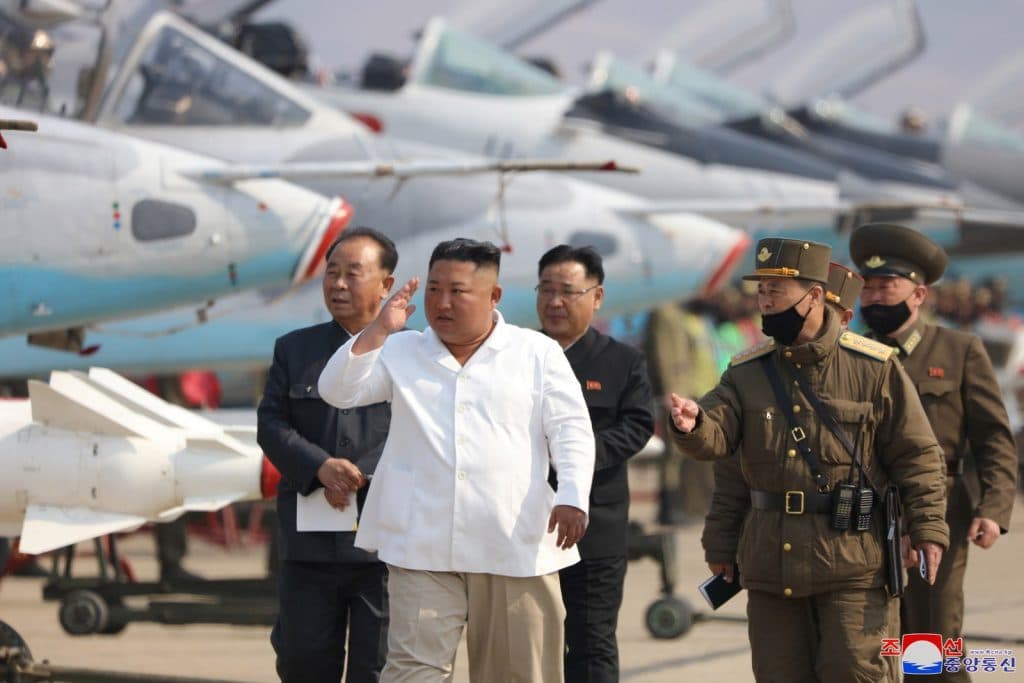 Kim Jong-un reaparece em público na Coreia do Norte após 20 dias, dizem agências